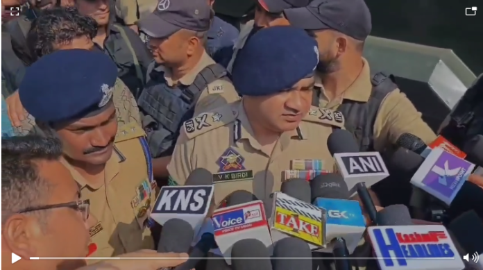 Div Com, IGP, DC, SSP Sgr, join Muharram procession at Lal Chowk; Serve water to mourners