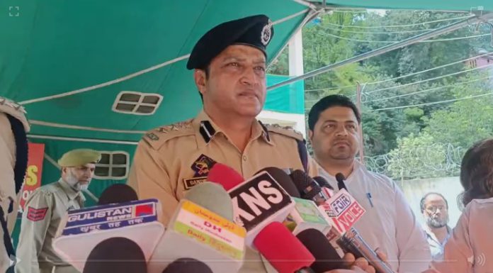 Doda: Superintendent of Police (SP) Doda, Sandeep Mehta, visited the Gundu area of Bhalesa, where he interacted with the local public. During the meeting, discussions were held on various social issues and evils prevalent in the society. The public appreciated the police's efforts and collaboration with the community, expressing satisfaction with the police's work in the area. They hoped that the police would continue to maintain the same level of dedication and service in the future. SP Sandeep Mehta assured the public that every possible assistance would be provided to them. He also emphasized the police's commitment to tracing and addressing individuals involved in wrongdoing in the society. The interaction aimed to strengthen the bond between the police and the public, fostering a sense of trust and cooperation in maintaining law and order in the region.